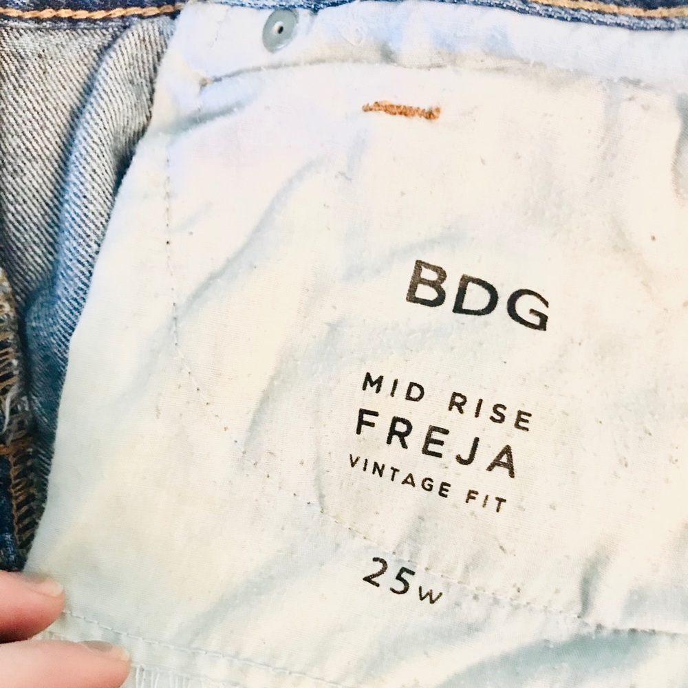 Urban Outfitters BDG mid rise jean shorts 🟣 - Picture 8 of 8